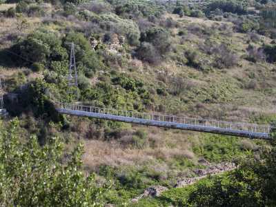 Da qui riusciamo anche a scorgere un viadotto che, attraversando la lama, pare quasi un ponte sospeso nel vuoto